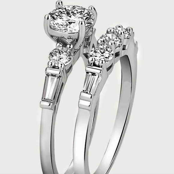 STUNNING Round Diamond Ring Set - Picture 6 of 9